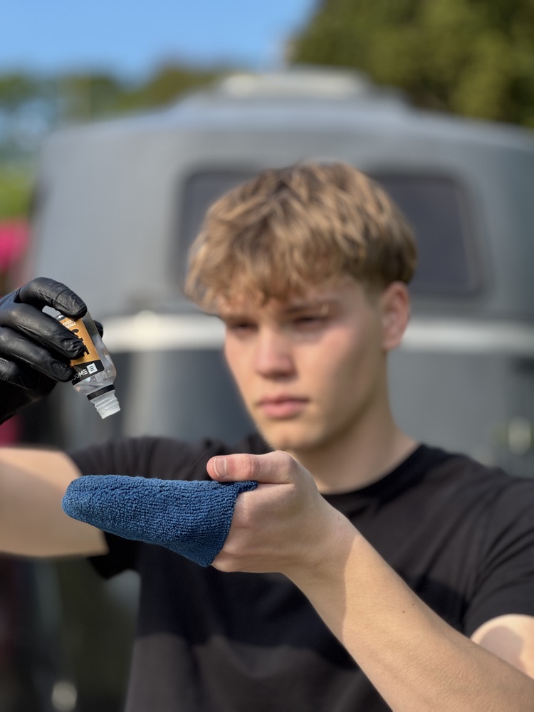 Påføring af keramisk coating med applikator