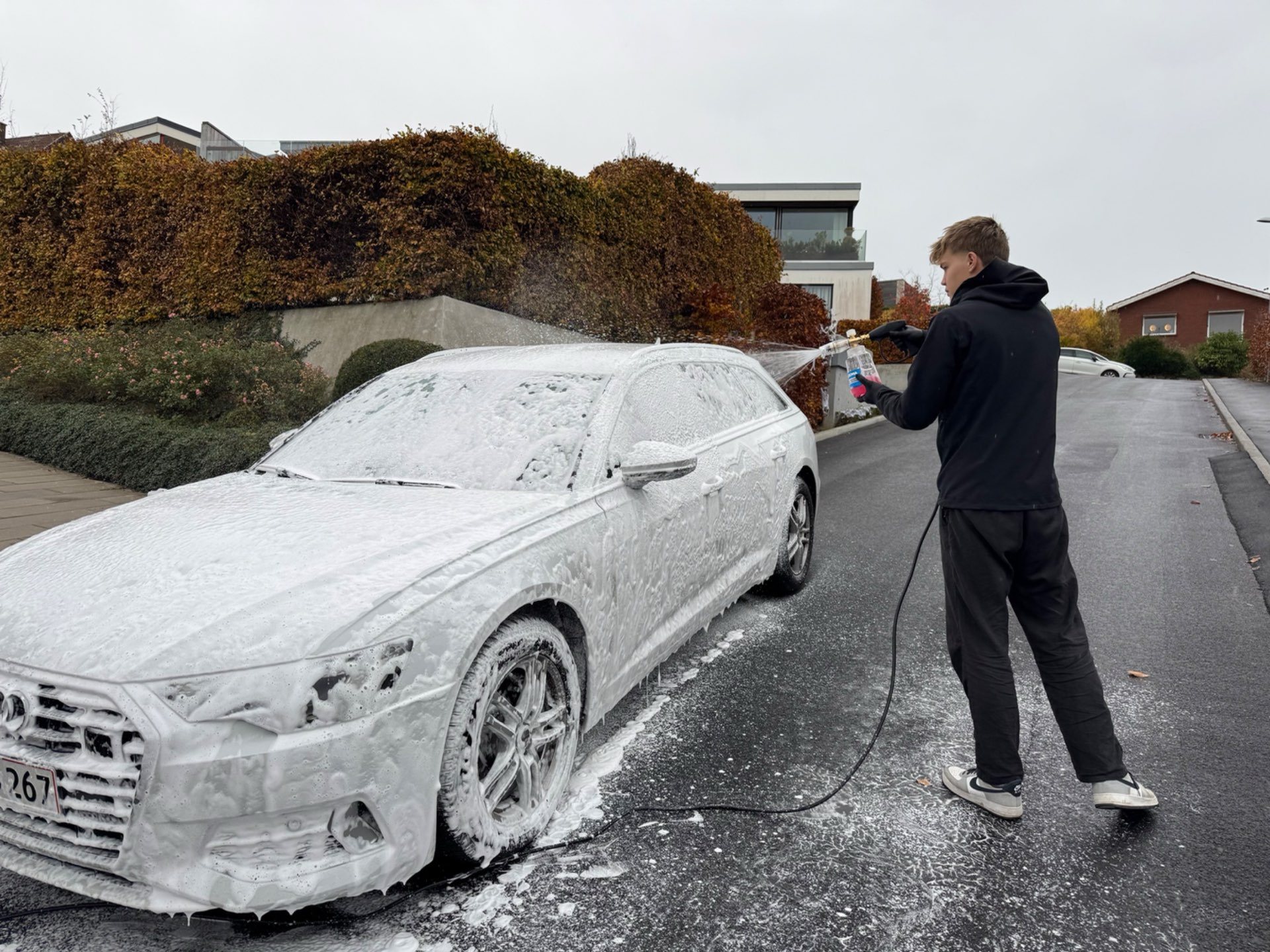 Snefoam påføres hvid Audi i indkørsel