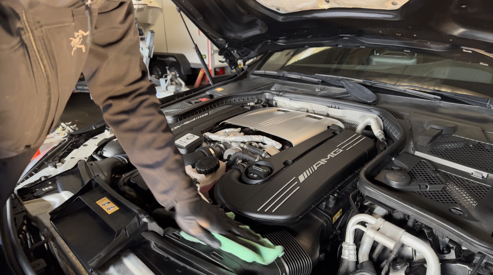 Detaljeret rens af motorrum